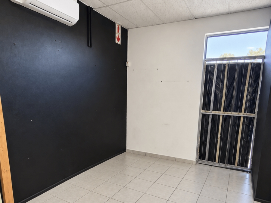 To Let Commercial Property for Rent in Vincent Eastern Cape